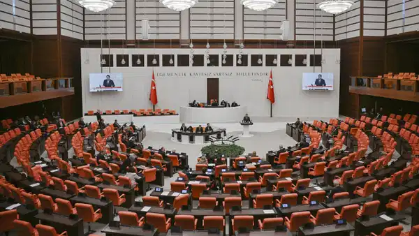TBMM Genel Kurulu'nda gergin anlar: İYİ Parti ve DEM Parti arasında 'Öcalan' tartışması