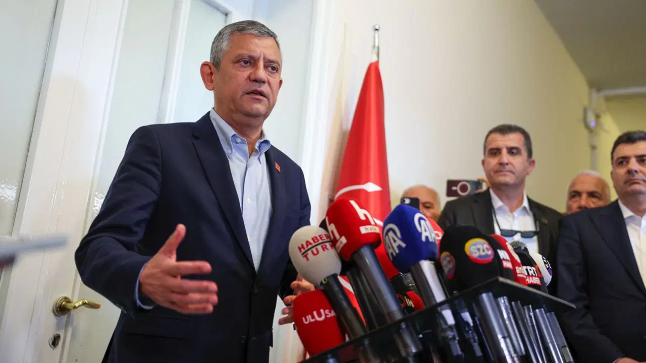 Özgür Özel'den 'Erdoğan' ve 'tutuklanma' yanıtı: 'Partilerini baraj altı yapmak isteyenler böyle şeylere kalkışabilir'