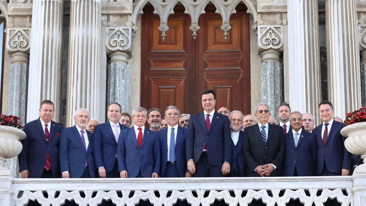 Abdullah Gül, Ahmet Davutoğlu, Ali Babacan, Fatih Erbakan ve Mahmut Arıkan aynı karede