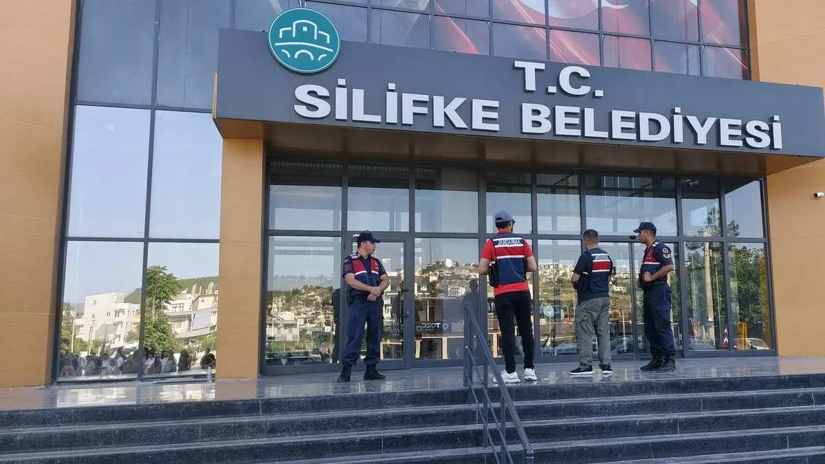 Mersin Silifke Belediyesi'nde 'kutu kutu' vurgun! Belediyeyi 'aile şirketi gibi' soymuşlar: Makam aracında dolar teslimatı!