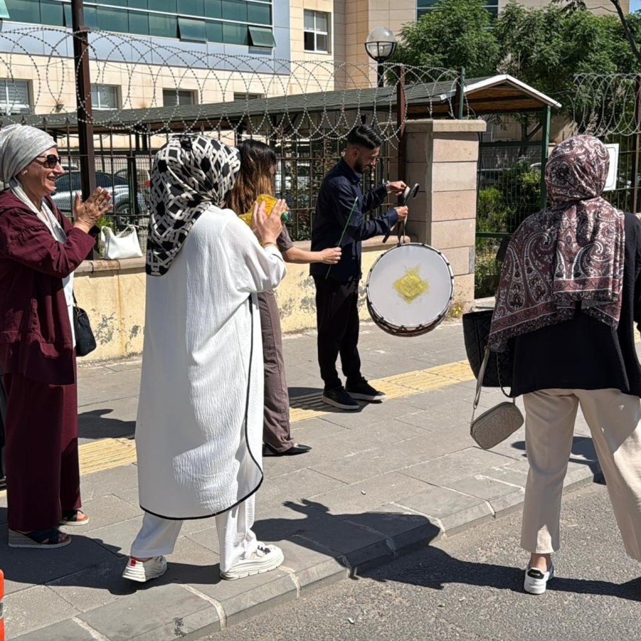 Boşanma sonrası halaylı kutlama
