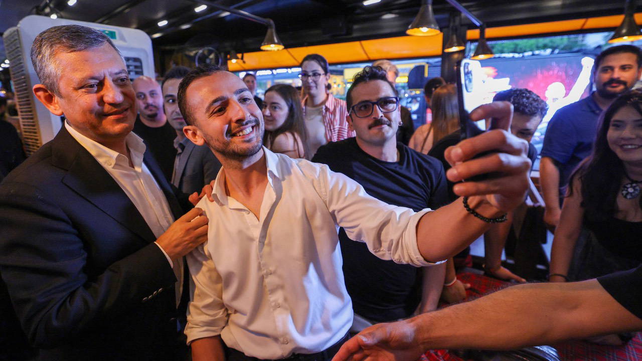 Özgür Özel'den üniversite öğrencilerine söz: 'Sizi ümitsiz, seçeneksiz ve karamsar bırakmayacağız'