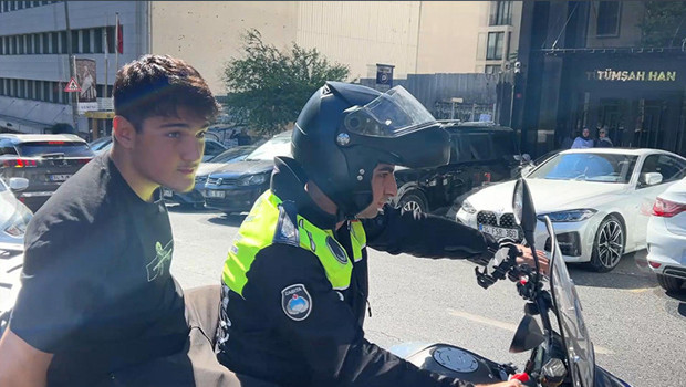 Öğrenciler ve YKS klasikleri! Belgesini unutan ve yanlış okula gidenlerin yardımına polis, zabıta ve vatandaşlar koştu