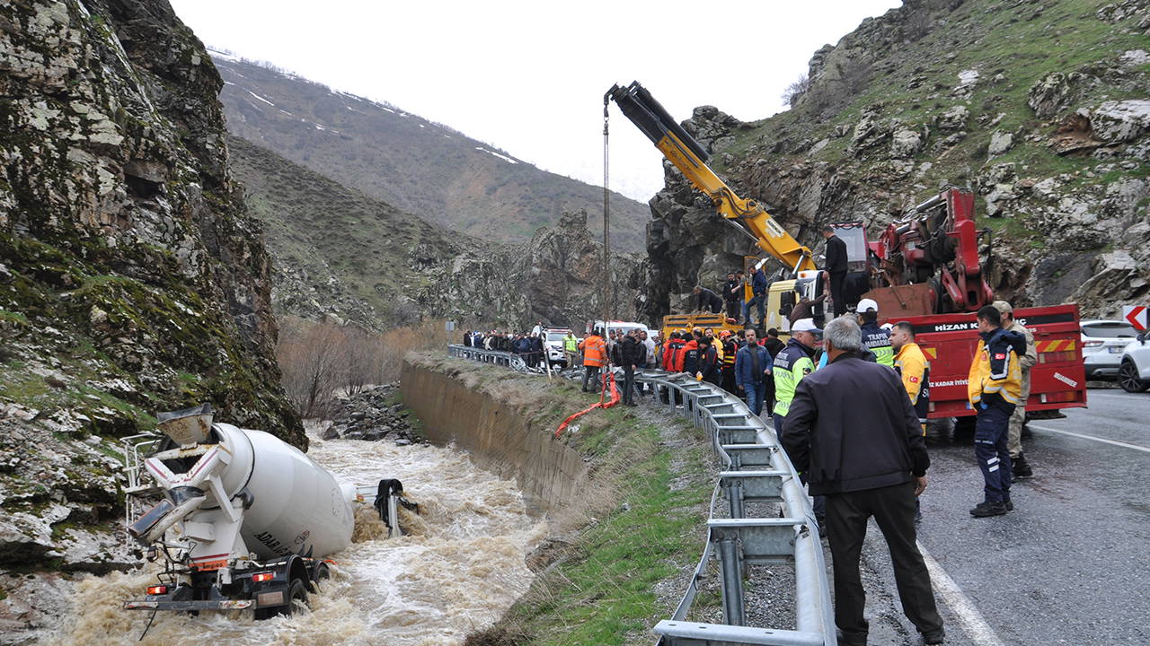 Bitlis'te beton mikseri dereye düştü: Sürücüsü kayboldu