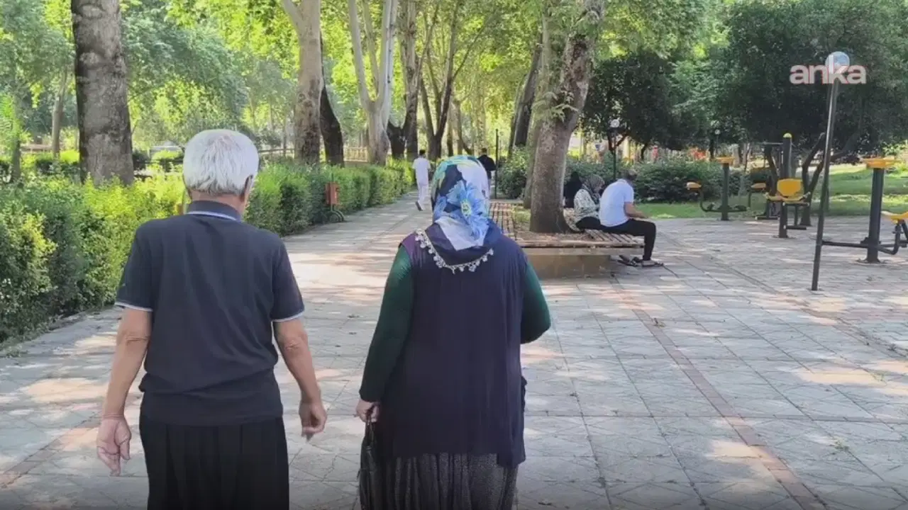 Adana'nın Kozan ilçesinde yurttaşlar maddi durumlarının yetersizliği sebebiyle tatile gitme planı yapamadıklarını belirttiler