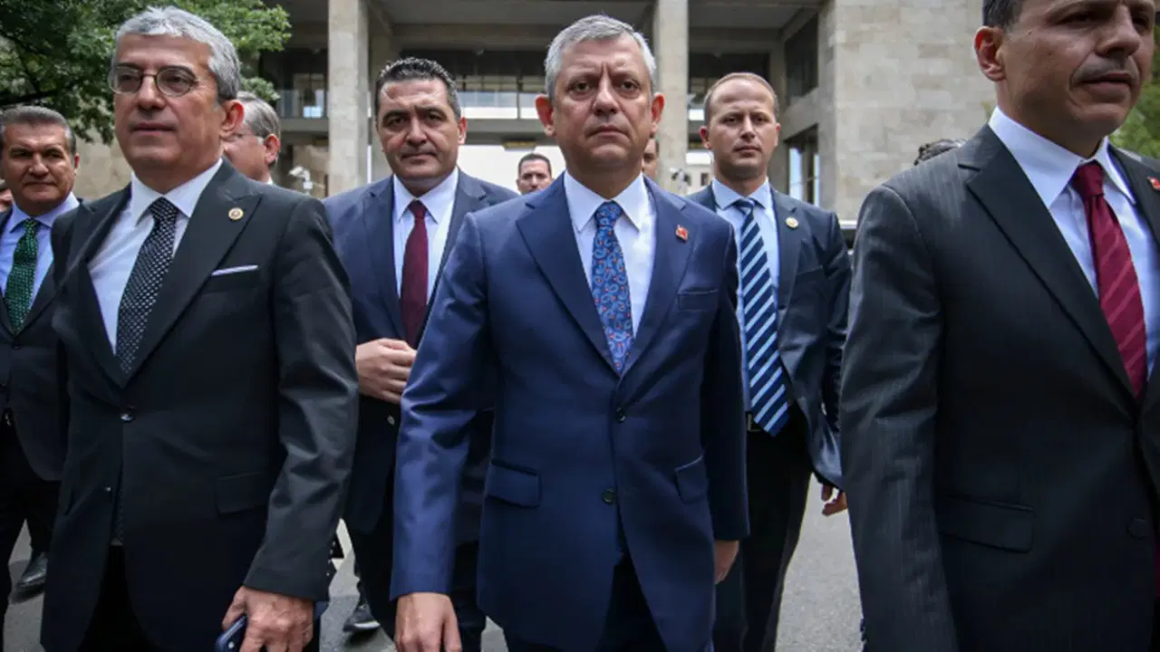 Cumhuriyet Halk Partisi'nde Özgür Özel yönetimi, olağanüstü kurultay için toplanan noter onaylı 833, haklarında tedbir