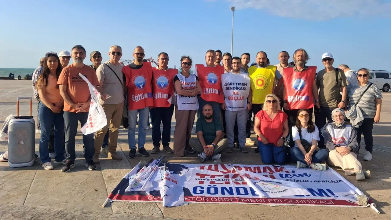 Samsun’da Eğitim-Sen, Eğitim-İş ve Özel Sektör Öğretmenleri Sendikası üyelerinin, düzenledikleri eylemde eğitimcilerin yaşadı