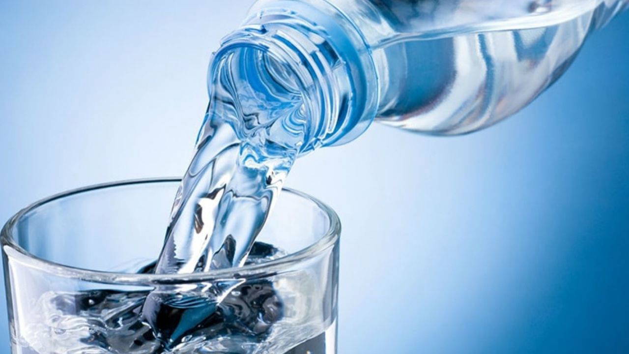 İnsanlığın ve yeryüzündeki tüm biyolojik yaşamın ana kaynağı olan su , fiziksel kimya ve kuantum mekaniği dünyasında eşi benz