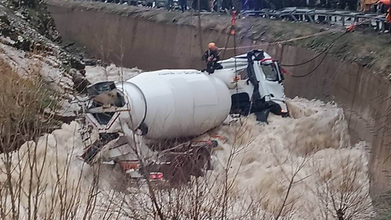 Beton mikseri dereye yuvarlandı: Şoför kayıp