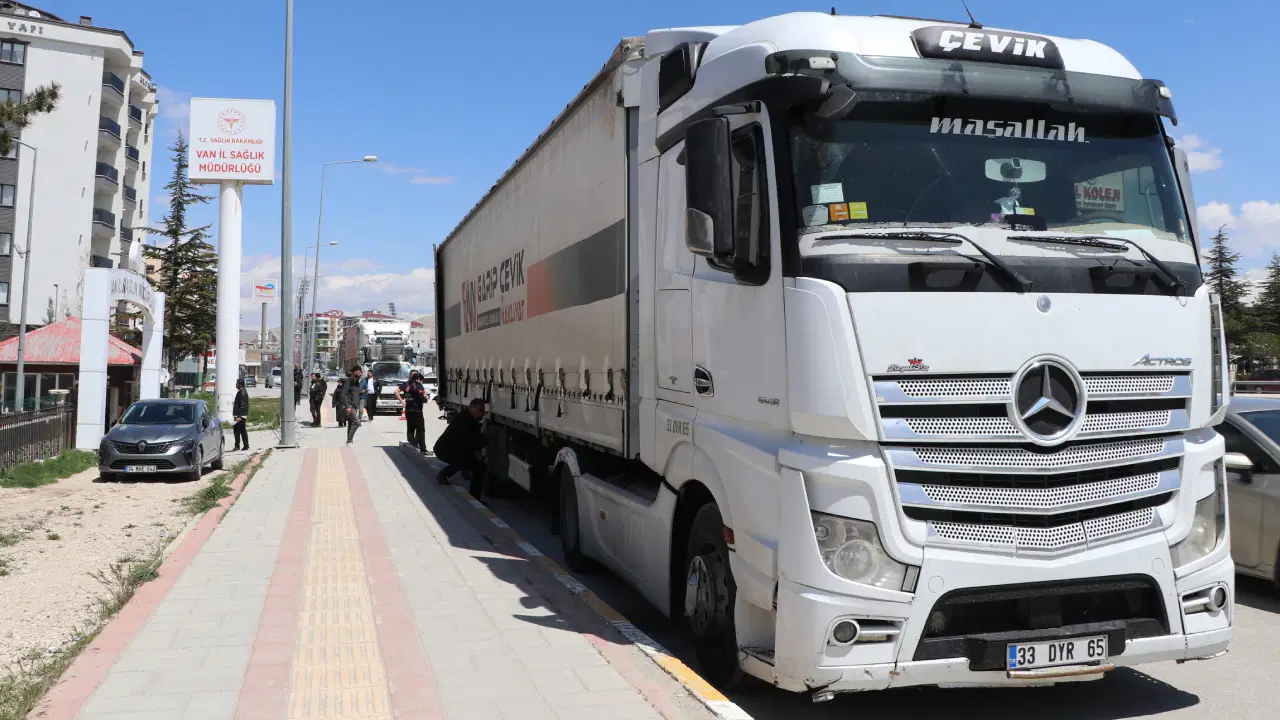 İran’a 6 yardım TIR’ı daha gönderildi
