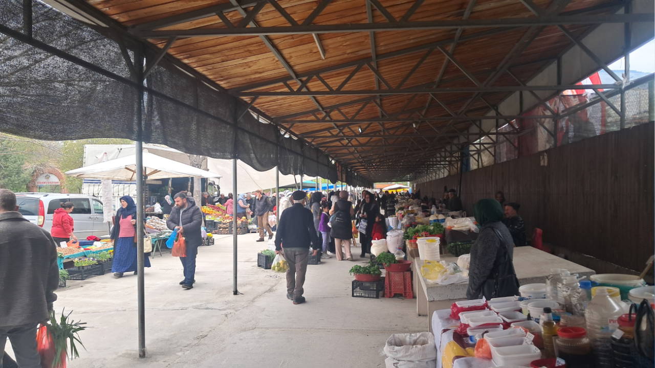 Ardanuç halk pazarında yurttaştan hayat pahalılığına tepki: Domatesin kilosu 200 lira olmuş. Ne oluyor?