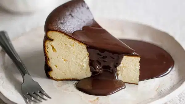 Kafelerin gözdesinde fit devrim: Yüksek proteinli, şekersiz San Sebastıan Cheesecake tarifi...