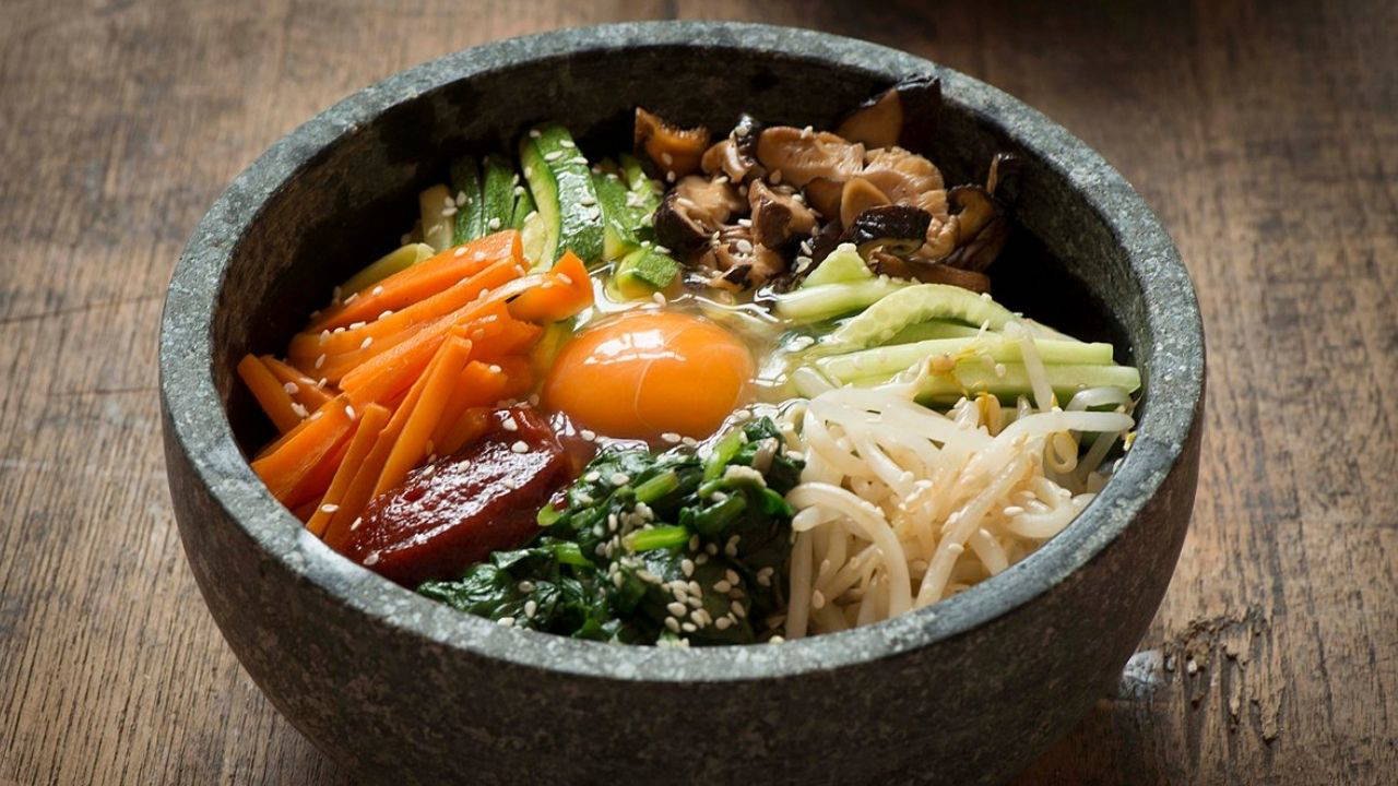 Uzak Doğu'nun en renkli ve besleyici tabağı: Protein deposu Bibimbap tarifi...