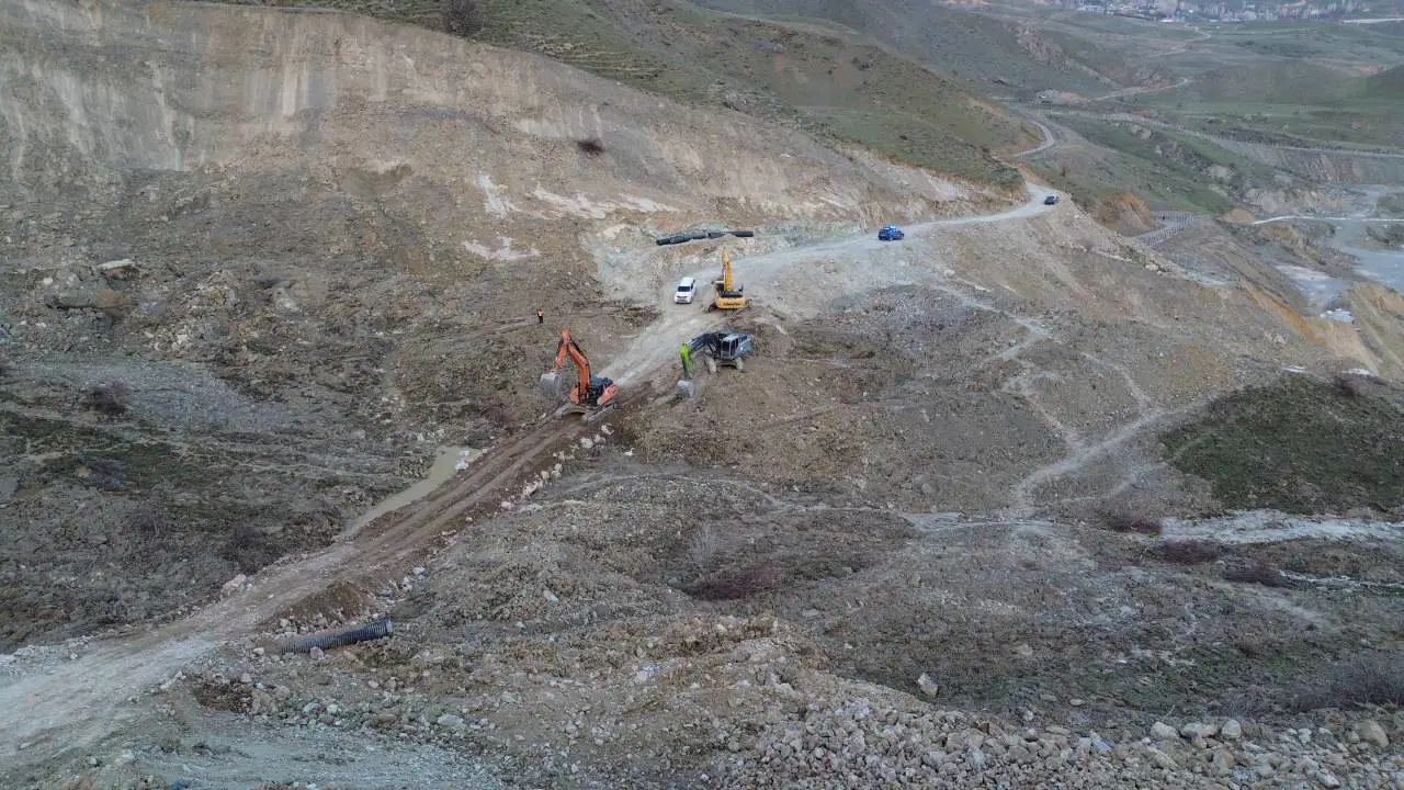 Heyelan nedeniyle 6 gündür kapalıydı: Hakkari-Van karayolu ulaşıma açıldı