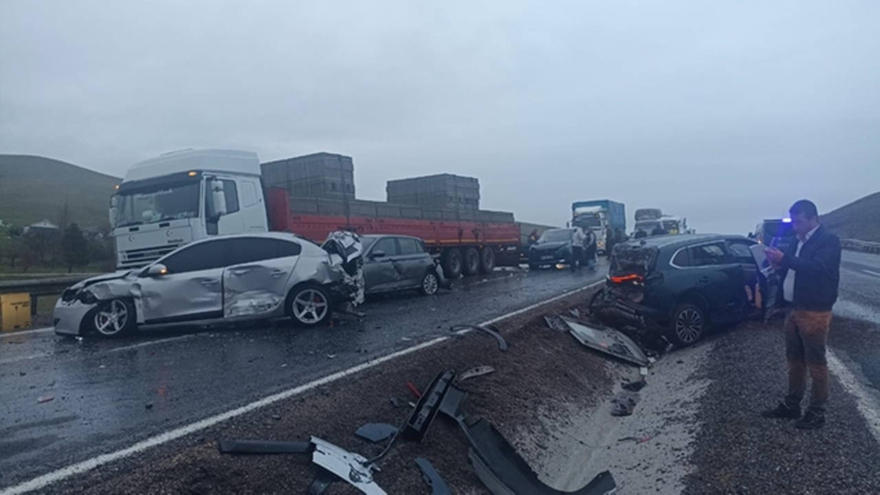 Aksaray'da zincirleme kaza... Yolcu otobüsü 10 araca çarparak durabildi: 7 yaralı