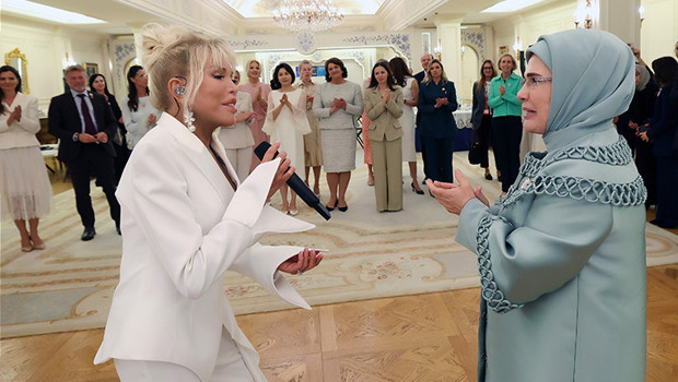 Görüntüler ilk kez yayınlandı: Süperstar Ajda Pekkan, şarkılarını First Lady’ler için söyledi