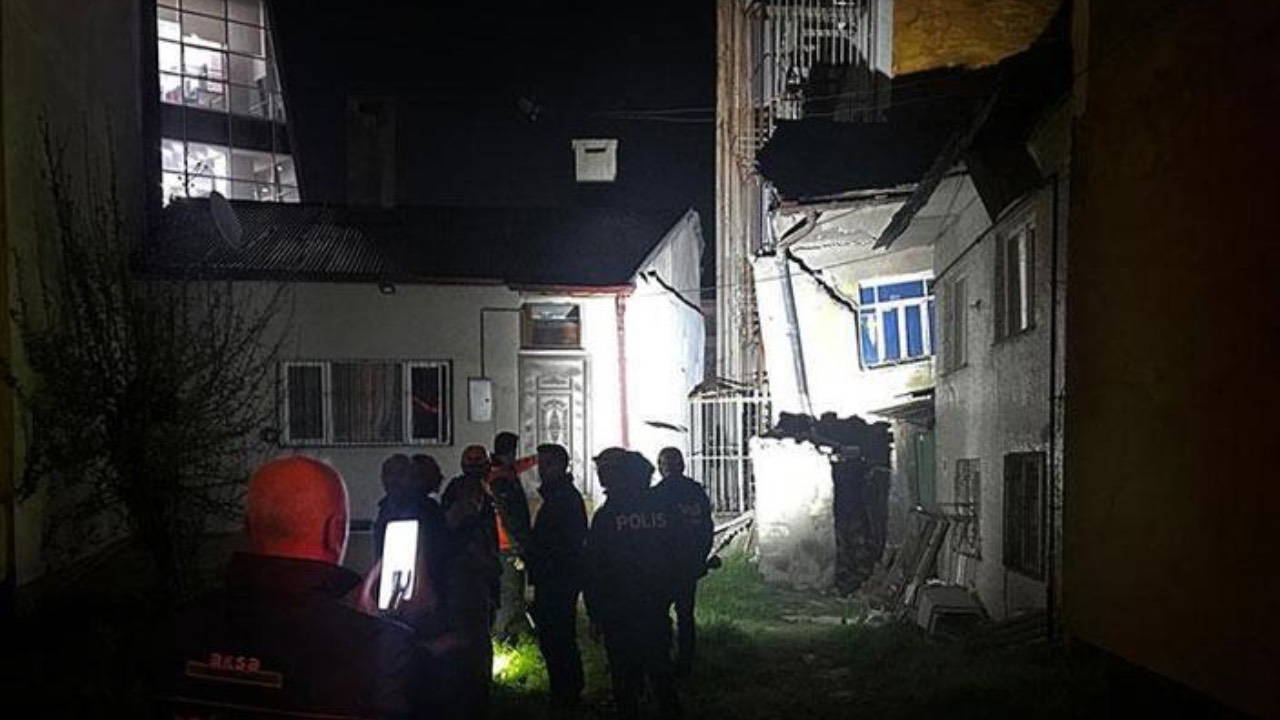Sivas’ta 2 katlı ev çöktü: Bina yana yattı
