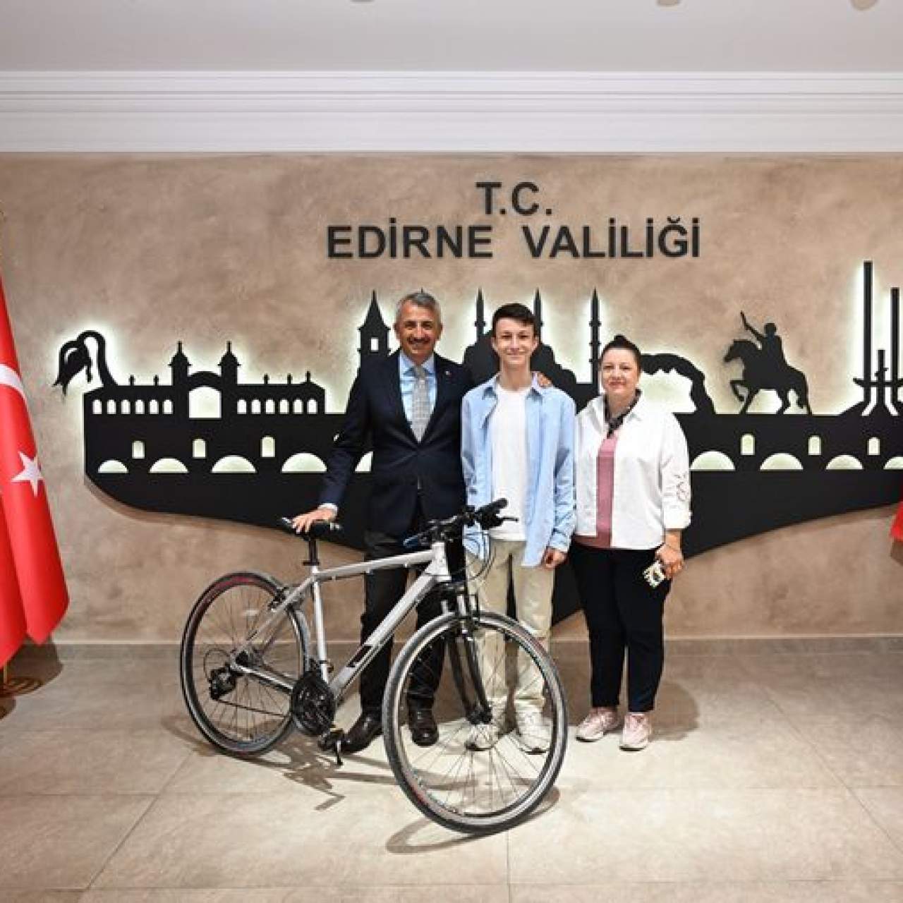 Edirne Valisi Sezer'den çevreci Aras'a bisiklet