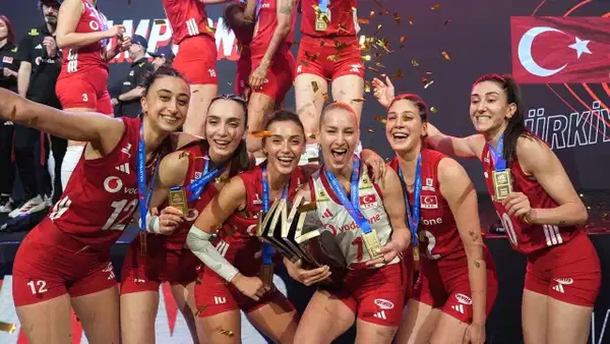 Milletler Ligi şampiyonu yurda döndü... Filenin Sultanları'na coşkulu karşılama