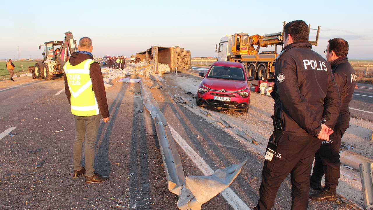 Yer Aksaray... Kazayı görüp durdu, otomobiline başka araç çarptı: 1 ölü