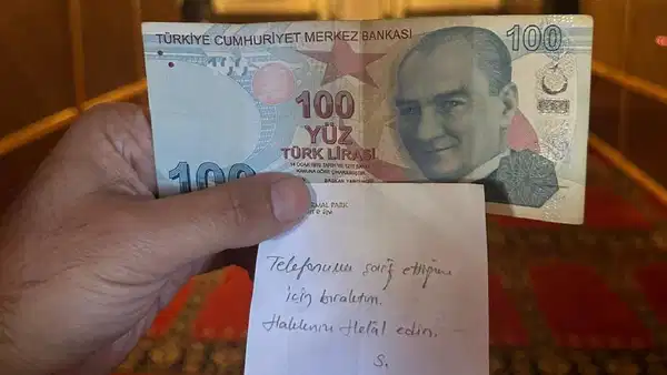 Camide namaz kılarken telefonunu şarj etti, 100 TL ile not bıraktı