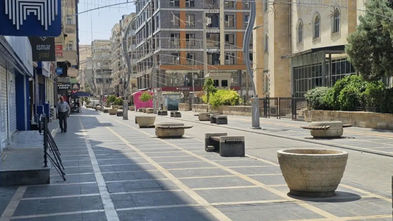 Bir ilçede sıcaklık 49 derece ölçüldü: Klimalar yetersiz, sokaklar boş kaldı
