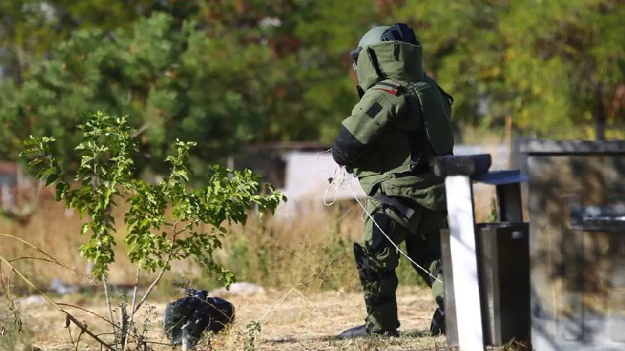 Mersin'de bahçede el bombası alarmı... Toprağa gömülü halde bulundu