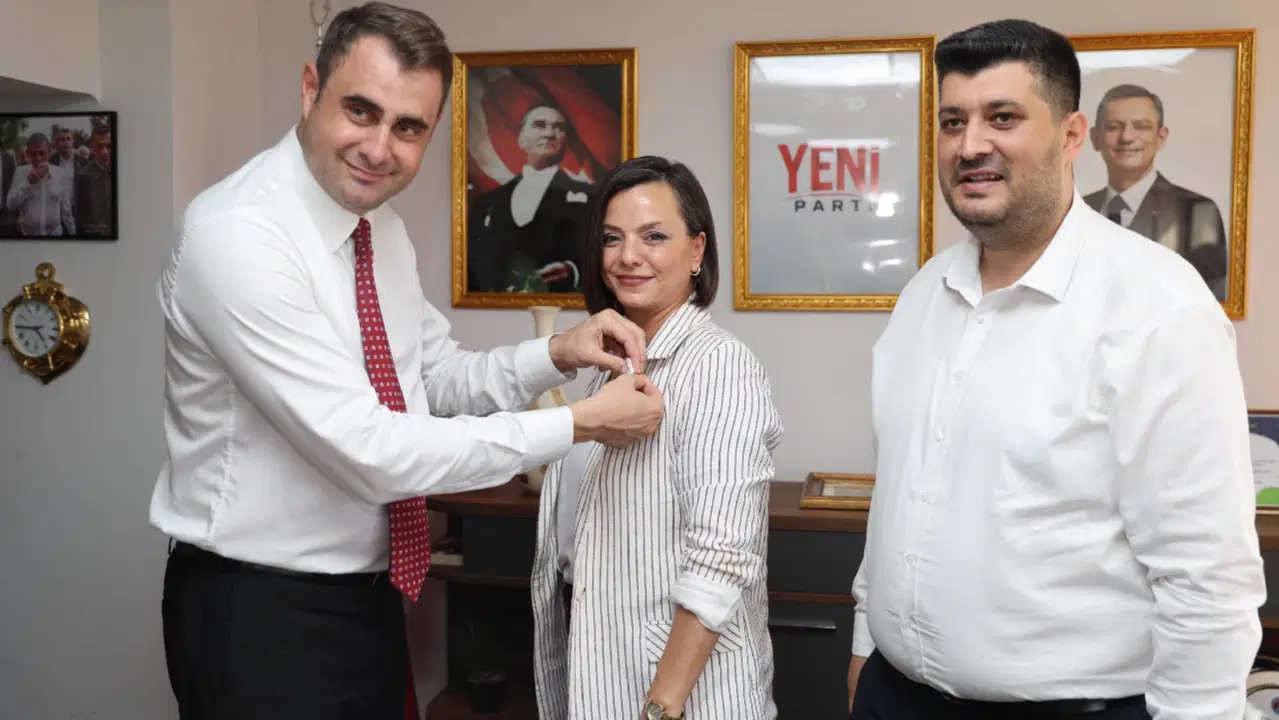 İzmir'de Karabağlar ve Konak belediye başkanlarından YENİ Parti kararı