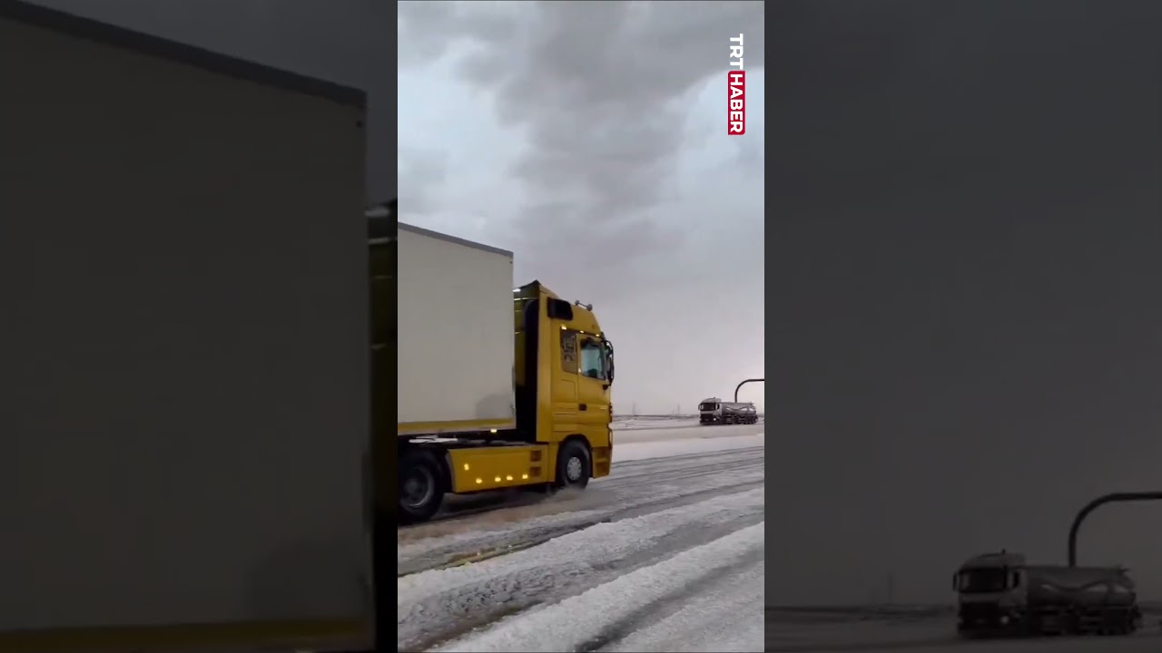 Suudi Arabistan'da etkili olan dolunun ardından yollar beyaza büründü