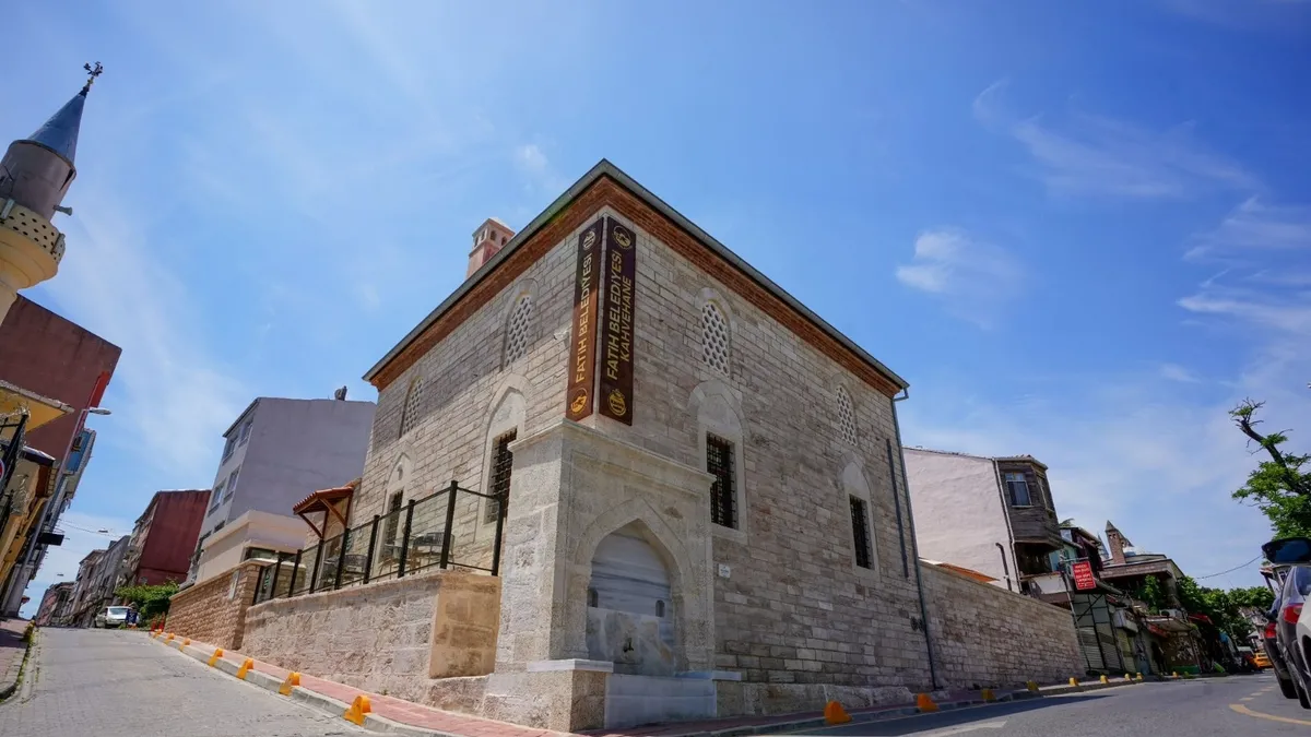 Fatih Belediyesi, ilçenin kültürel mirasını oluşturan tarihi çeşmeleri bir bir restore ederek yeniden gün yüzüne çıkarıyor.