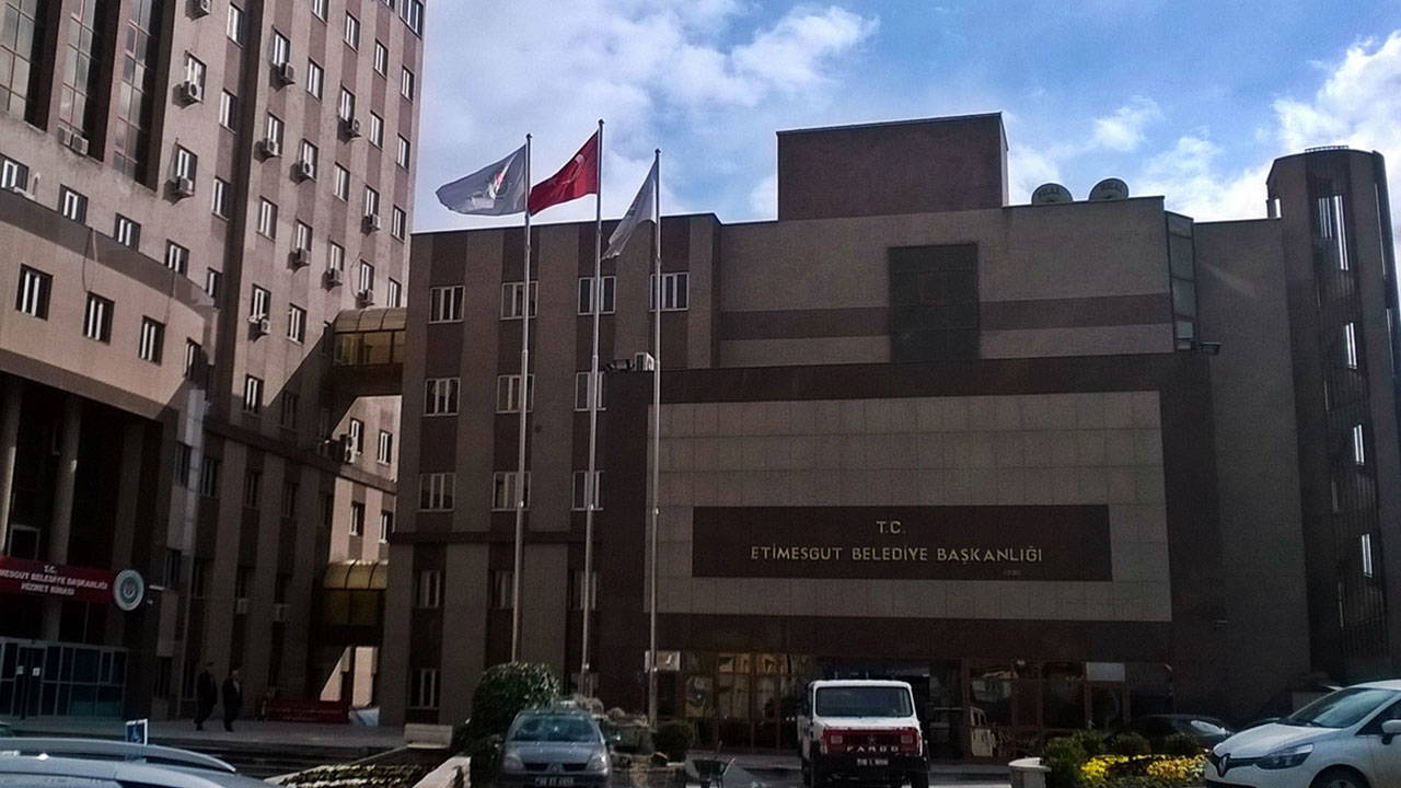 Etimesgut Belediye Başkanı Erdal Beşikçioğlu'nun tutuklanarak görevden uzaklaştırılmasının ardından, belediye meclisi yeni ba