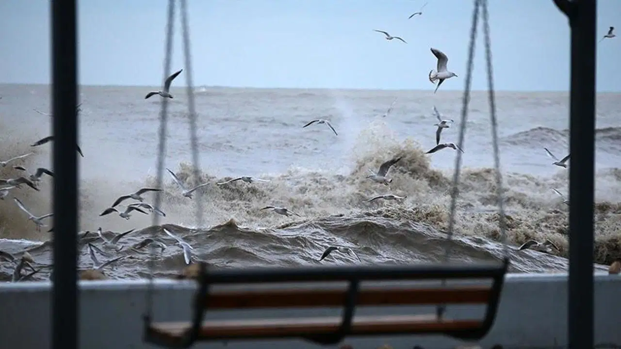 Meteoroloji Genel Müdürlüğü'nün kuvvetli rüzgar ve fırtına uyarılarının ardından, Karadeniz ve Marmara Denizi kıyılarındaki p