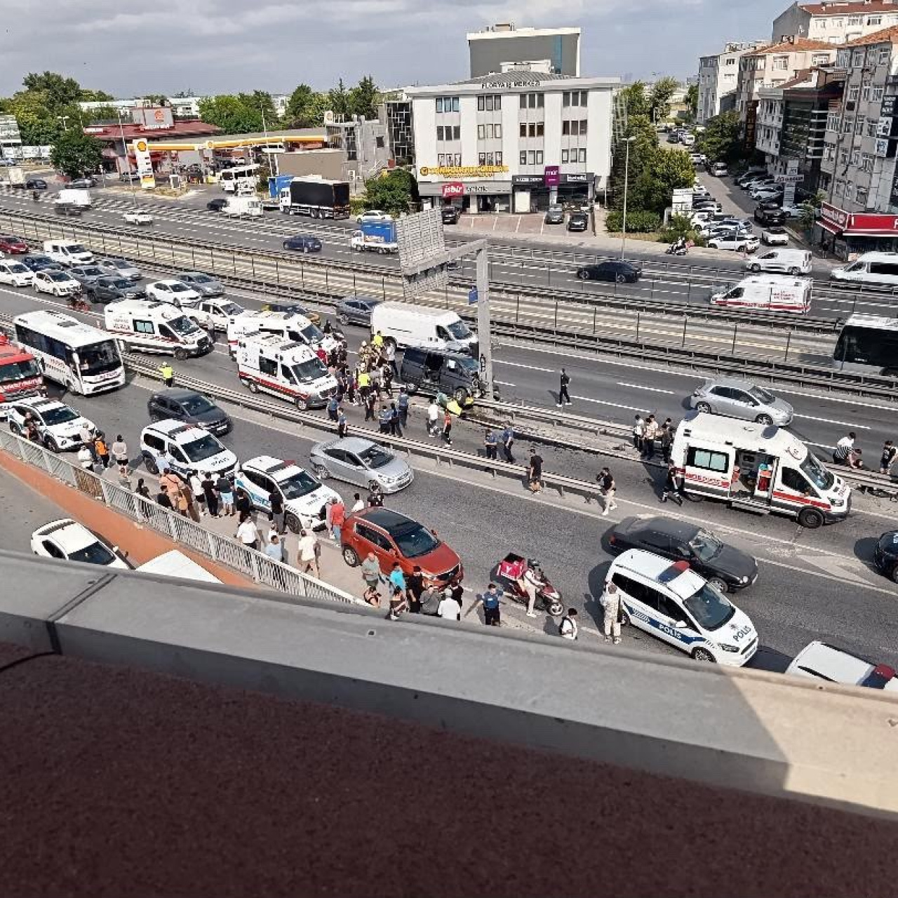 Küçükçekmece'de, yaz kursuna giden öğrencileri taşıyan bir ticari araç, gezi dönüşü yol ayrımında kontrolden çıkarak önce bar