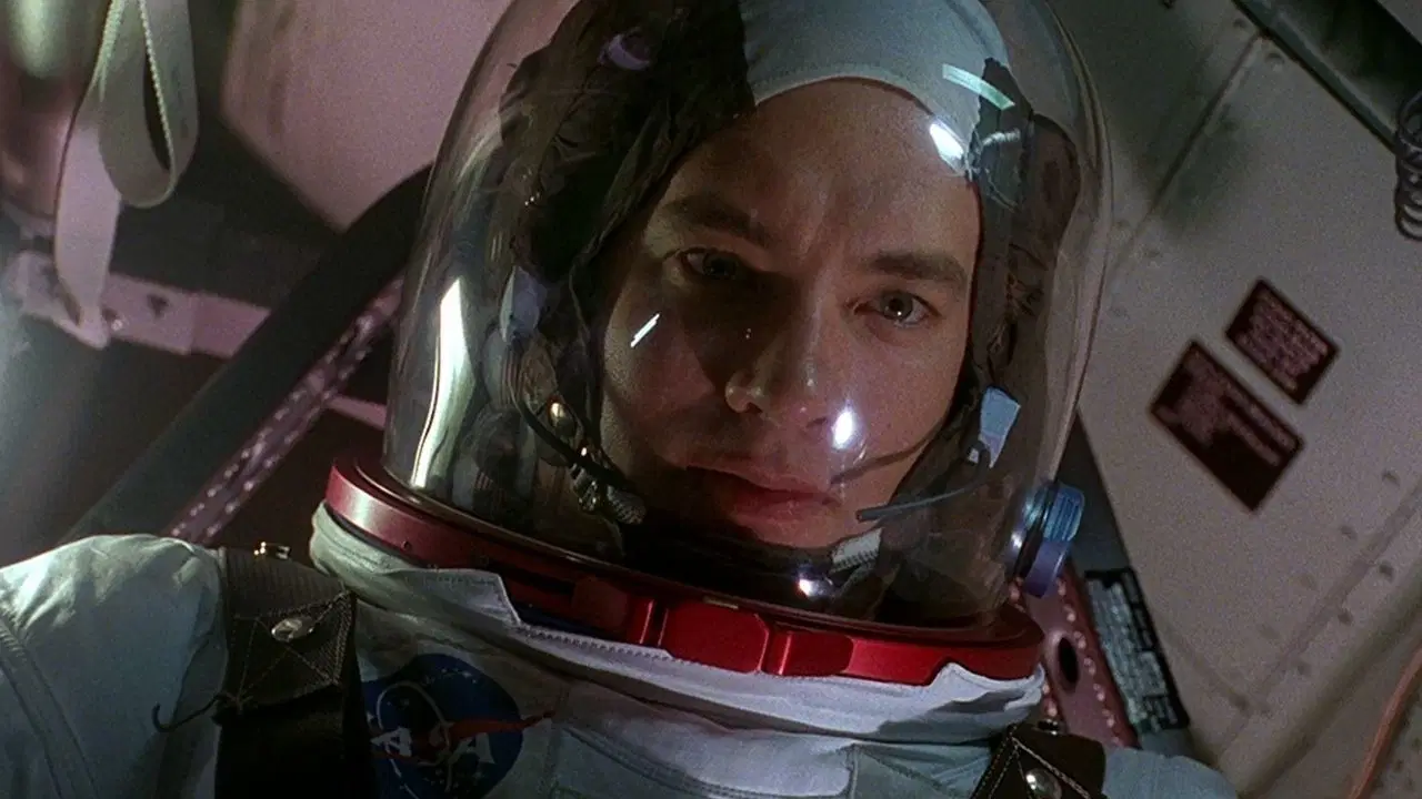 Ron Howard'ın yönettiği ve Jim Lovell ile Jeffrey Kluger'ın senaryosunu kaleme aldığı Apollo 13 filmi, uzay görevinde yaşanan