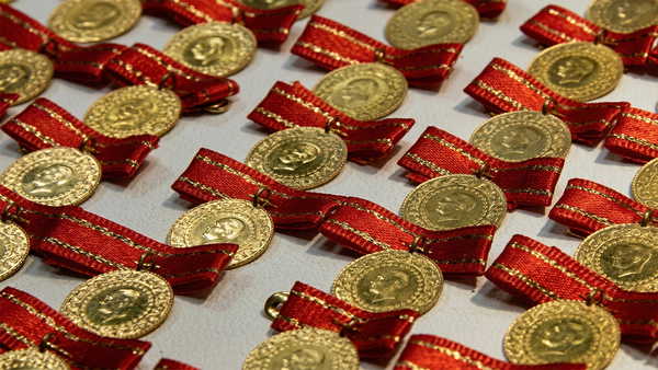 Altın haftaya düşüşle başladı: Gram, çeyrek ve Cumhuriyet altını bugün ne kadar oldu? Güncel altın fiyatları 27 Nisan 2026 Pazartesi...