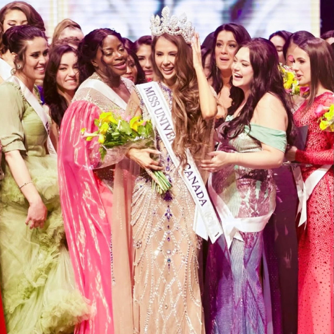 Türk kökenli Kanadalı yarışmacı Aslıhan Moralı, Miss Universe Canada 2026 yarışmasında birincilik tacını takarak büyük bir ba