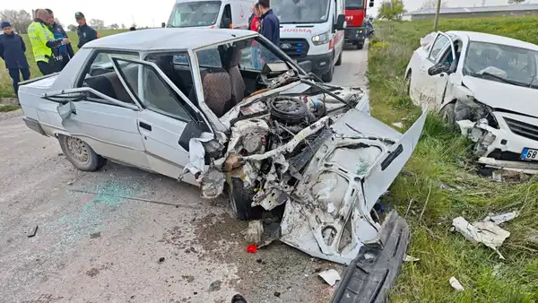 Aksaray'da facia gibi kaza... 2 otomobil çarpıştı: 4 yaralı