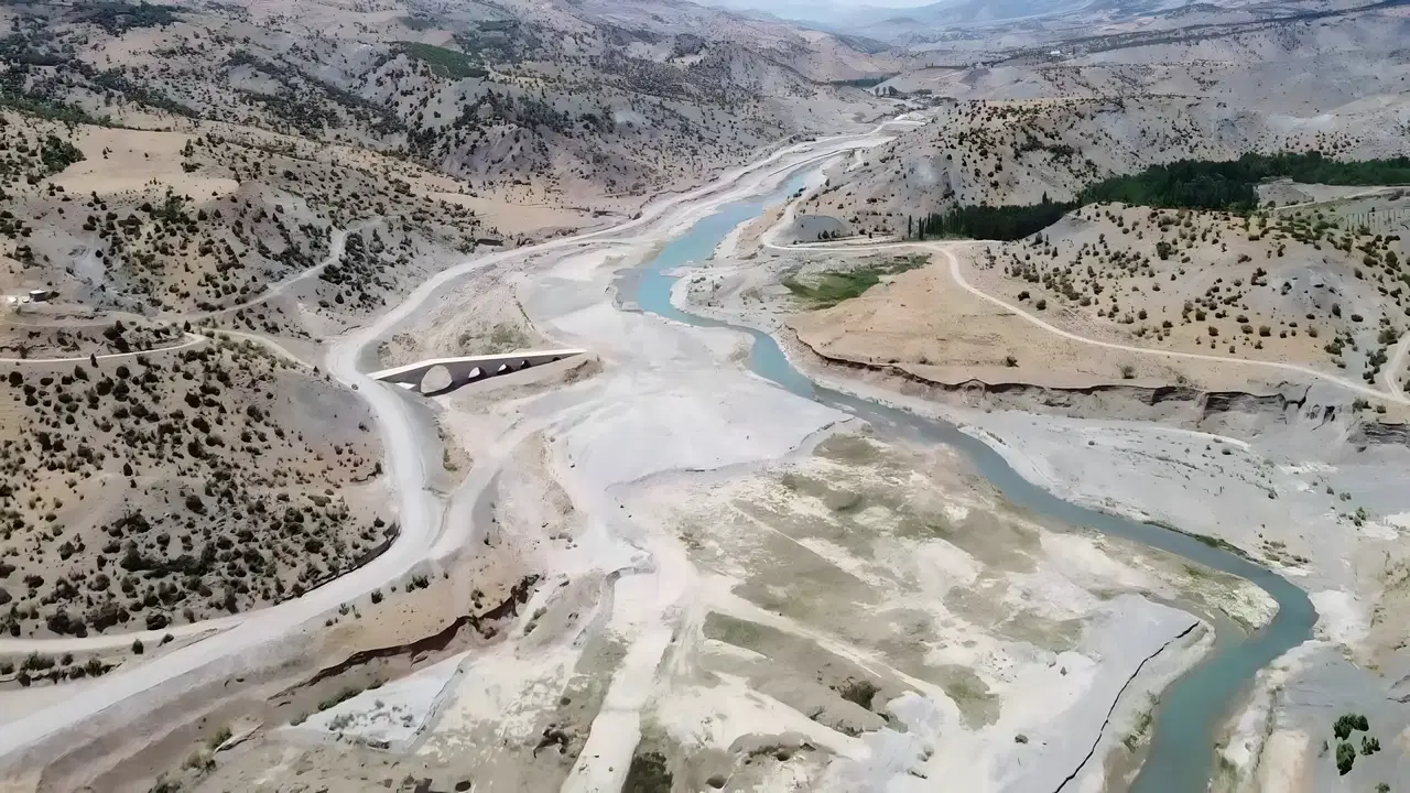 Adıyaman'da 1500 yıllık tarihi Altınlı Köprüsü sular altında kaldı