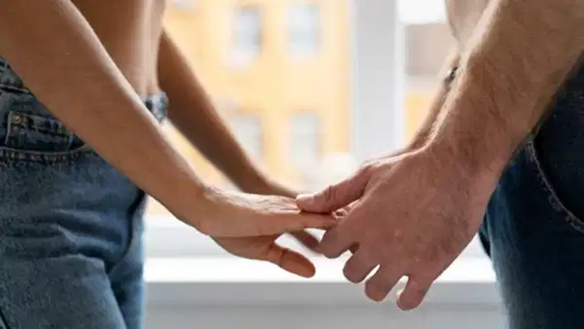 Güvenli cinsellik, bireylerin hem kendi hem de partnerlerinin fiziksel ve ruhsal sağlığını korumaya yönelik bilinçli ve sorum