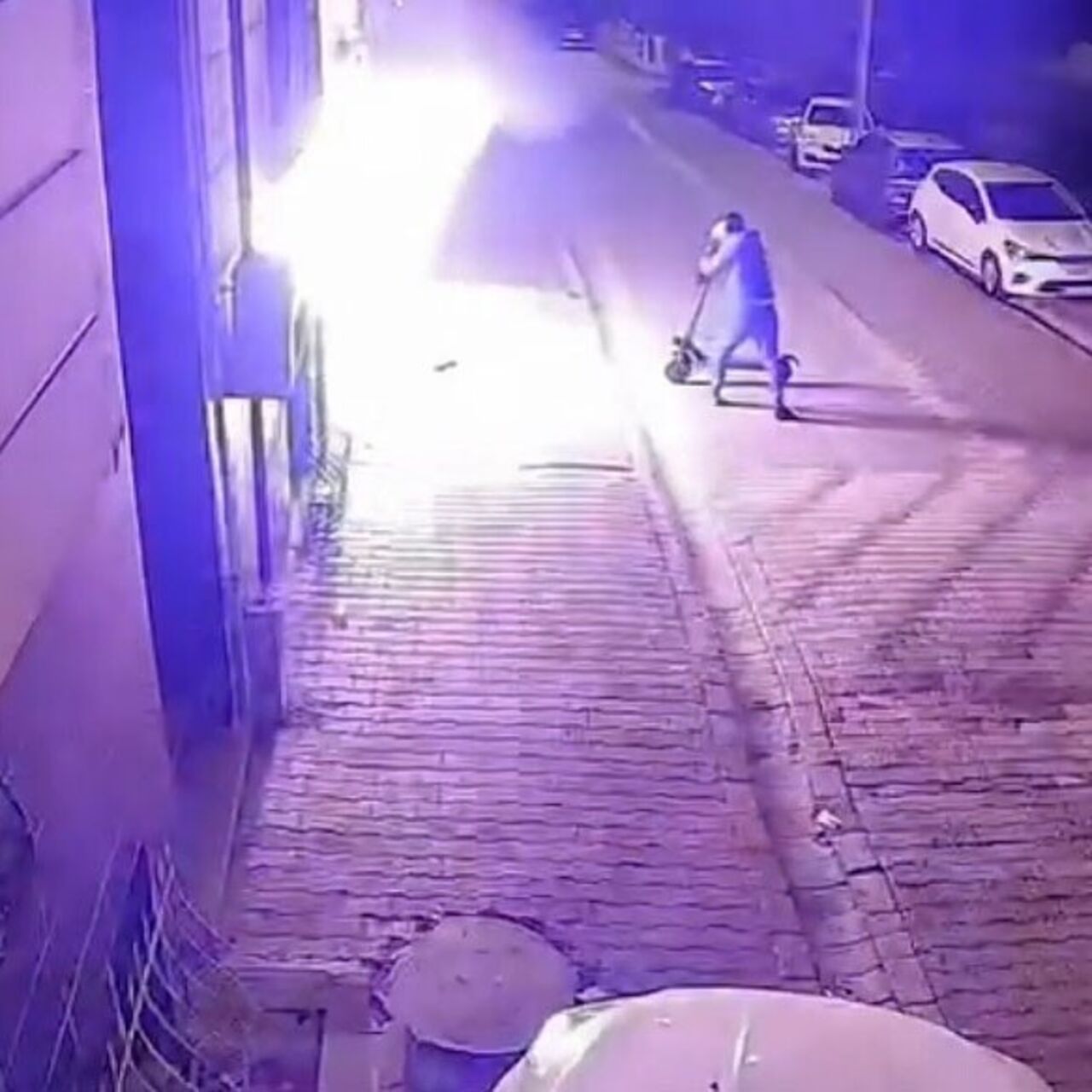 Esenyurt'ta eski kız arkadaşıyla ayrıldıktan sonra genç adamın dehşet saçan eylemleri devam etti.