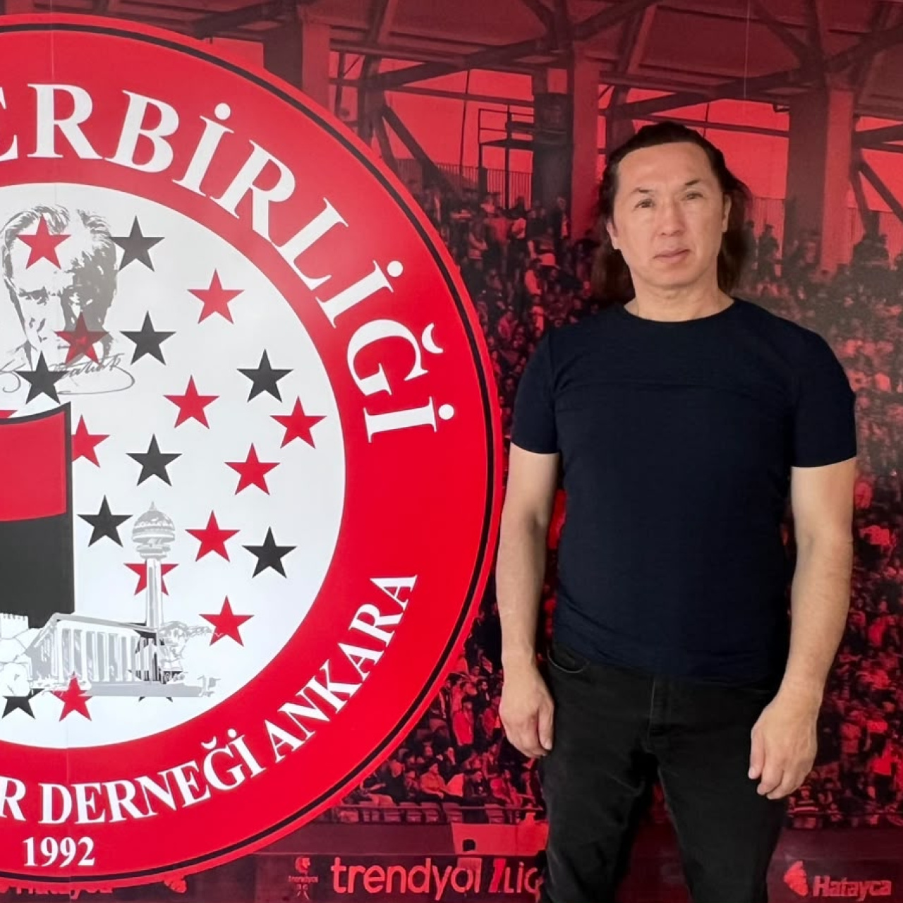 Trendyol Süper Lig'in ilk haftasında oynanan Gençlerbirliği-Fenerbahçe maçında, ev sahibi takımın tribününde babasıyla maçı