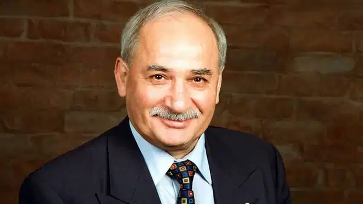 Tanınmış yazar Kemal Yalçın, 9 Aralık 2025 tarihinde İzmir Adnan Menderes Havalimanı'nda Türkiye'ye giriş yapmak isterken bek