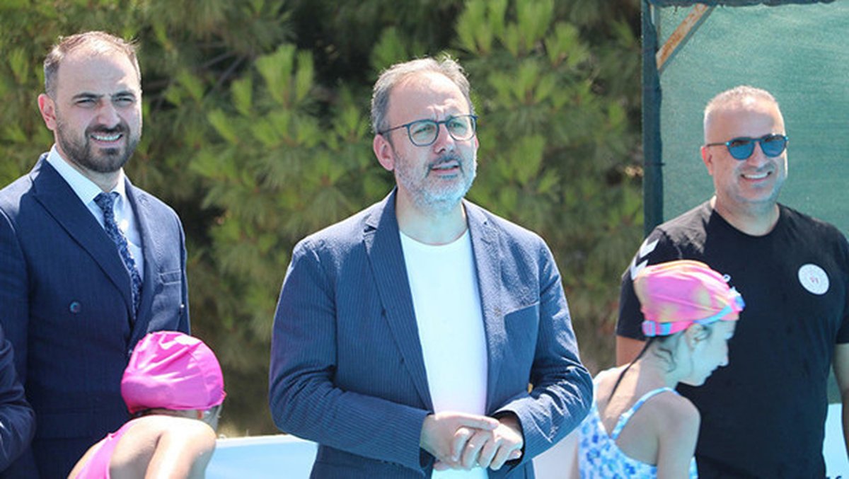 AK Parti İzmir Milletvekili Mehmet Kasapoğlu, Gaziemir Gençlik ve Spor Merkezi'ndeki portatif havuzu ziyaret ederek spor faal