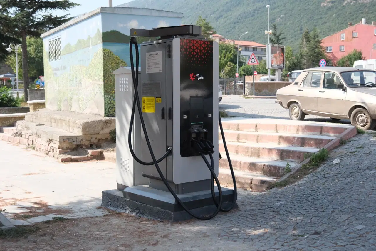 Akşehir’e yüksek hızlı elektrikli araç şarj istasyonu kazandırıldı