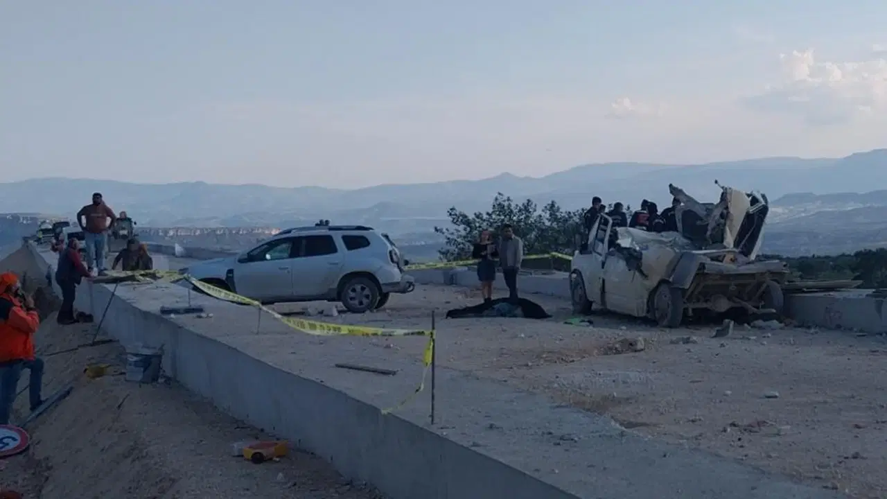 Mersin'de korkunç kaza... Fırlayan mermerler işçi minibüsünü parçaladı: 1 ölü, 3 yaralı