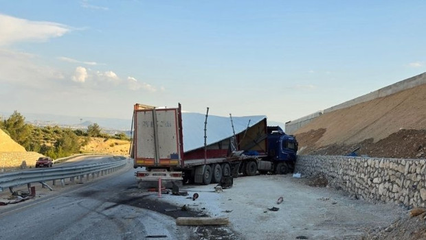 Feci kaza… Tırdaki mermerler, otomobildekilerin üzerine düştü; 1 ölü, 3 yaralı