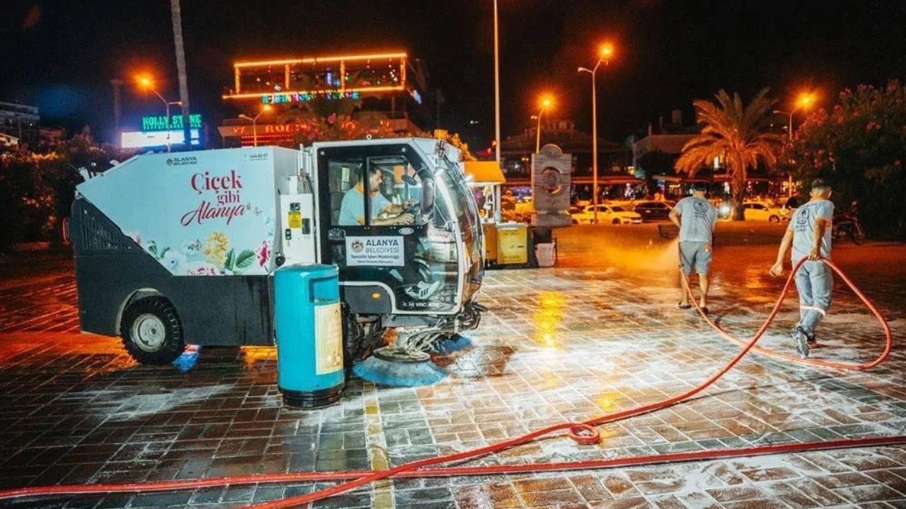 Alanya Belediyesi, yaz sezonunun getirdiği yoğunluk nedeniyle kentteki temizlik çalışmalarını aralıksız sürdürüyor.