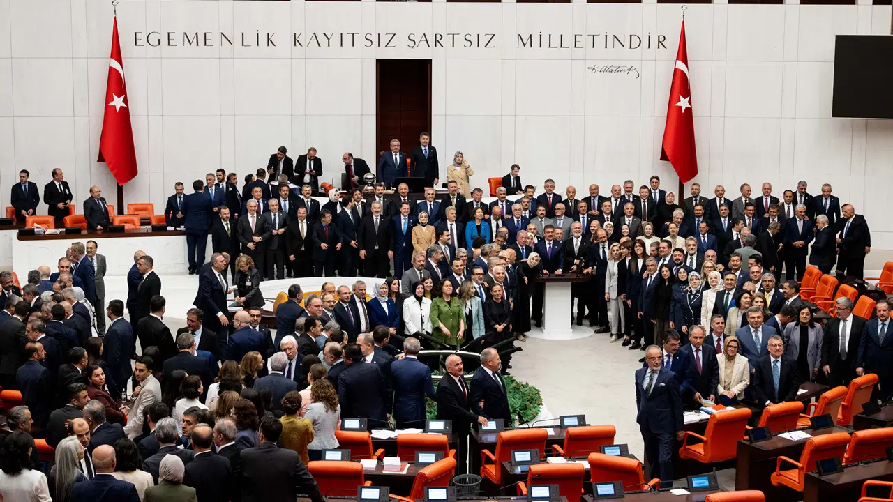 AKP'den teşkilatlara 'çerçeve yasa' rehberi: 'Öcalan serbest kalacak mı?' sorusunu da yanıtladılar