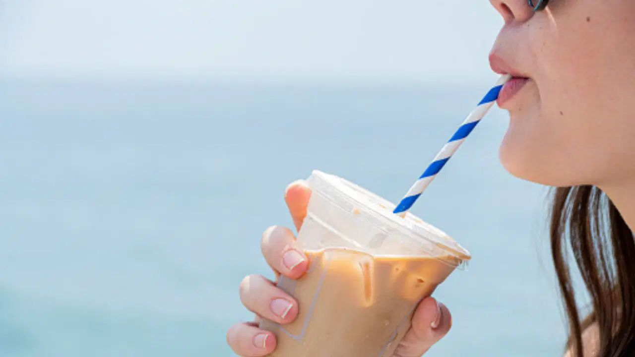 Diş minesinin gizli düşmanı: Buzlu kahve içerken yapılan o hata dişleri eritiyor!