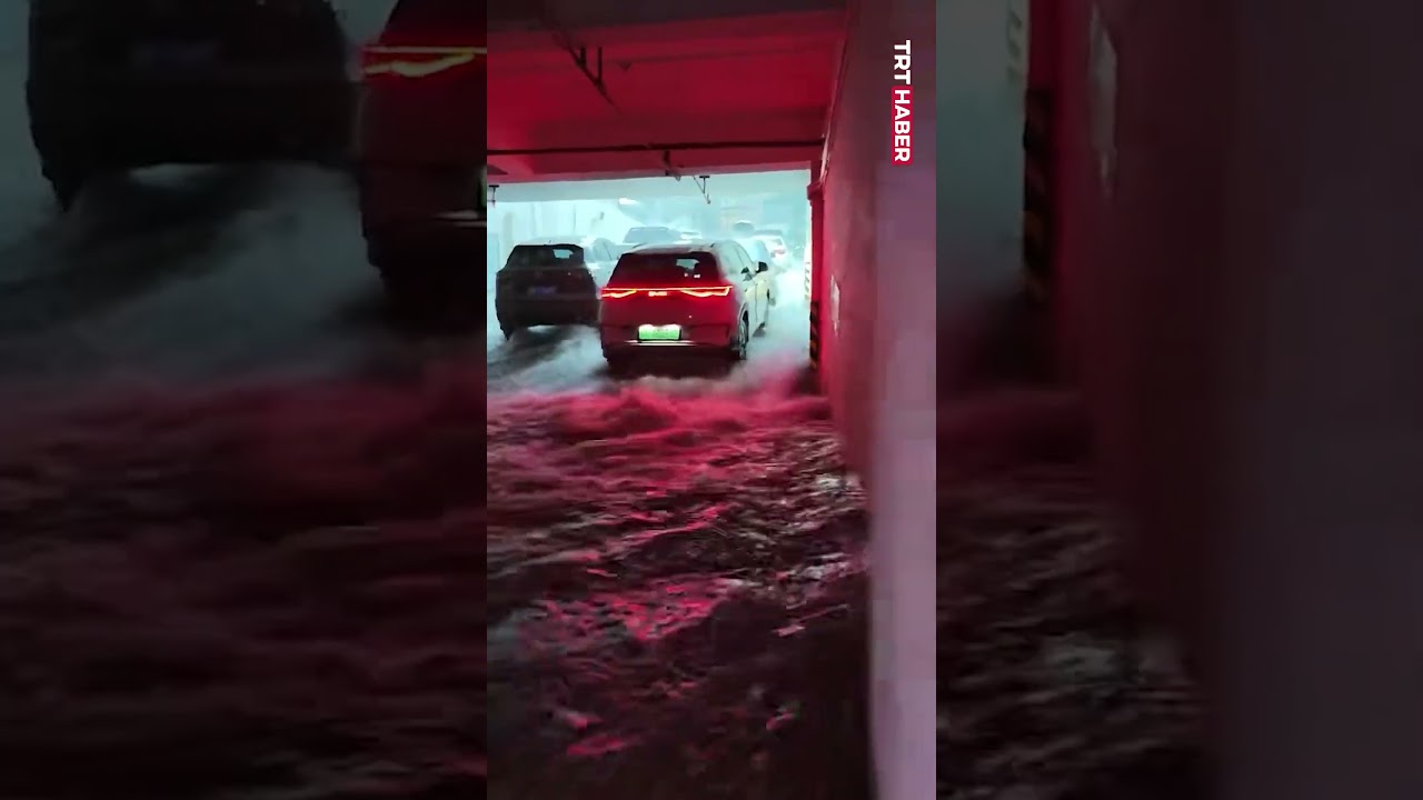 Çin'de şiddetli yağış nedeniyle caddeler göle döndü, araçlar su altında kaldı